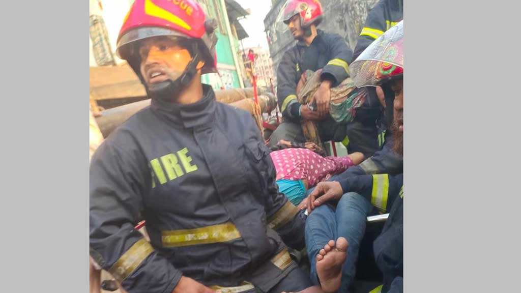 চট্টগ্রামে আগুন: পরিবারের পাঁচজন আশ্রয় নিয়েছিলেন বাথরুমে